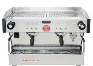 Máy pha cà phê La Marzocco Linea PB AV là máy pha hoàn toàn tự động với cụm phím cài đặt sẵn từng chế độ pha. Hệ thống điều nhiệt riêng biệt cho từng mục đích sử dụng.