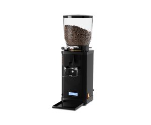 SCODY II được chế tạo cho các quán cà phê có số lượng vừa đến lớn, SCODY II ON DEMAND có tính năng xay chuyên nghiệp và định lượng chính xác theo yêu cầu. Đây là một chiếc máy mài không cần gạt mạnh mẽ có thể xử lý dễ dàng từ 2 đến 3 kg mỗi ngày.